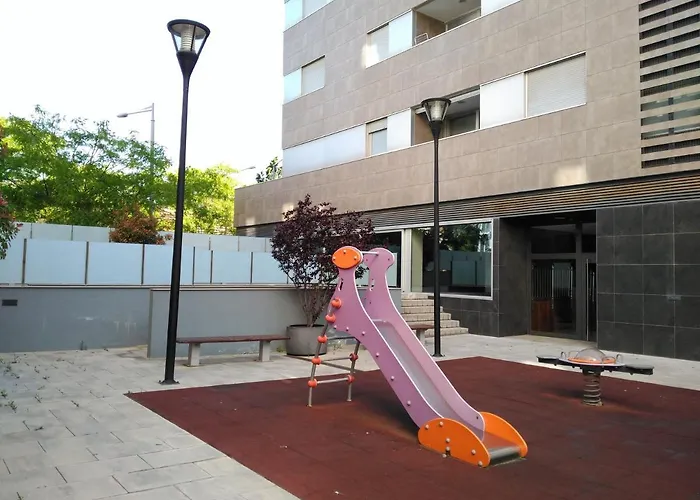 2 Bedrooms And 2 Bathrooms For 5 Pax, Swimming Pool, Free Parking And Near The Beach! *